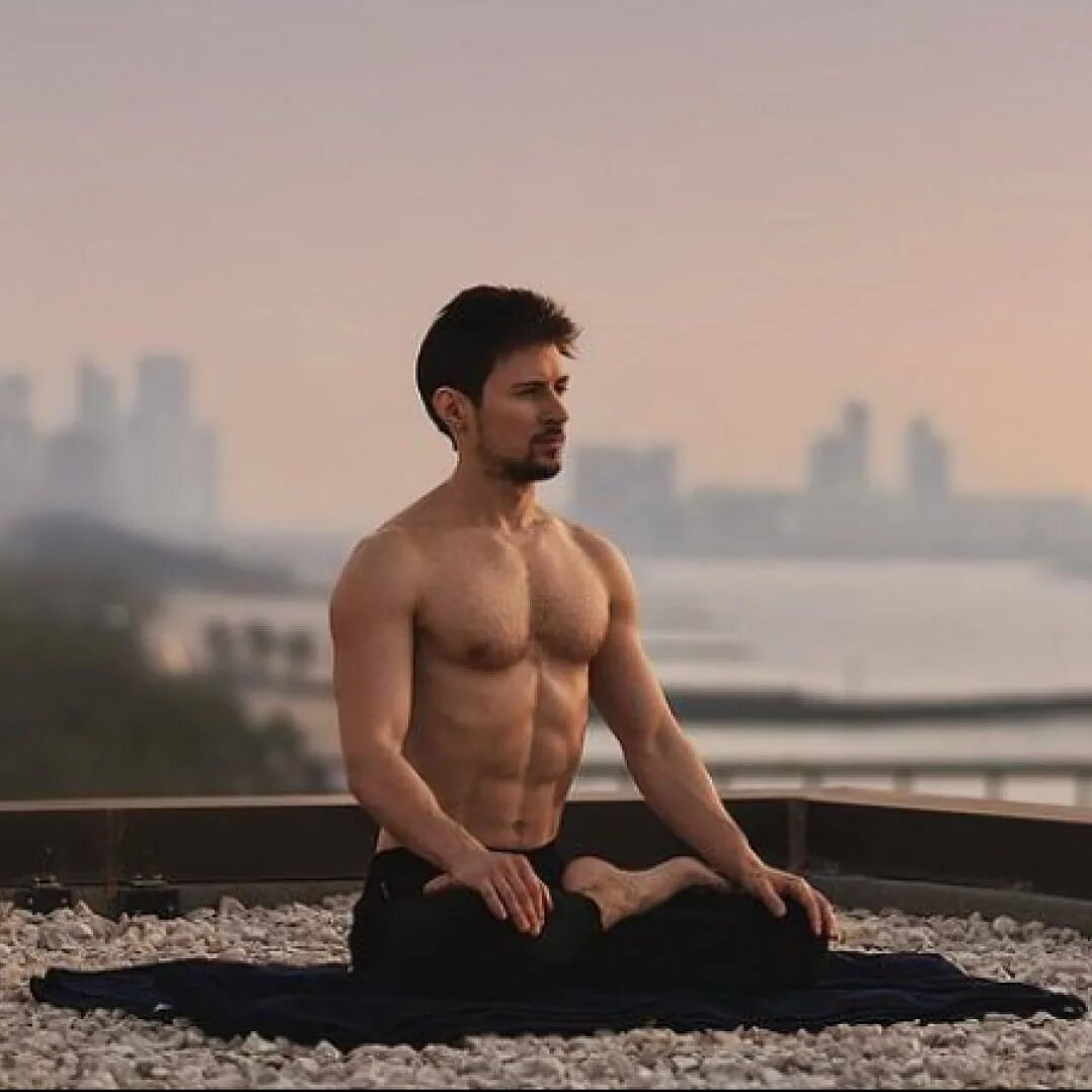 Образ жизни Павла Дурова

Павел Дуров — российский предприниматель, широко известный как создатель социальной сети «ВКонтакте» и мессенджера Telegram. Его образ жизни можно охарактеризовать следующими аспектами:

Минимализм и простота  
Дуров предпочитает простой и скромный стиль жизни. Он известен своим минималистичным подходом, избегая роскоши и излишнего потребления.

Технологическая действительность  
Павел активно использует технологии в своей повседневной жизни. Он стремится оставаться на передовом крае технологий и часто делится своими взглядами на развитие IT-индустрии.

Путешествия  
Дуров много путешествует и часто работает из разных стран. Он ценит возможность работать удаленно и проводить время в разных культурах.

Физическая активность  
Дуров уделяет внимание физической активности и здоровью. Он занимается спортом и старается поддерживать активный образ жизни.

Уединение и работа  
Павел предпочитает работать в уединении. Он считает, что это помогает сосредоточиться и быть более продуктивным.

Социальные и политические взгляды  
Дуров активно высказывает свои взгляды на свободу слова и цензуру, что находит отражение в его работе над Telegram, который защищает конфиденциальность пользователей.

Таким образом, жизнь Павла Дурова сочетает в себе технологические достижения, путешествия и личные ценности, основанные на минимализме и социальной ответственности.