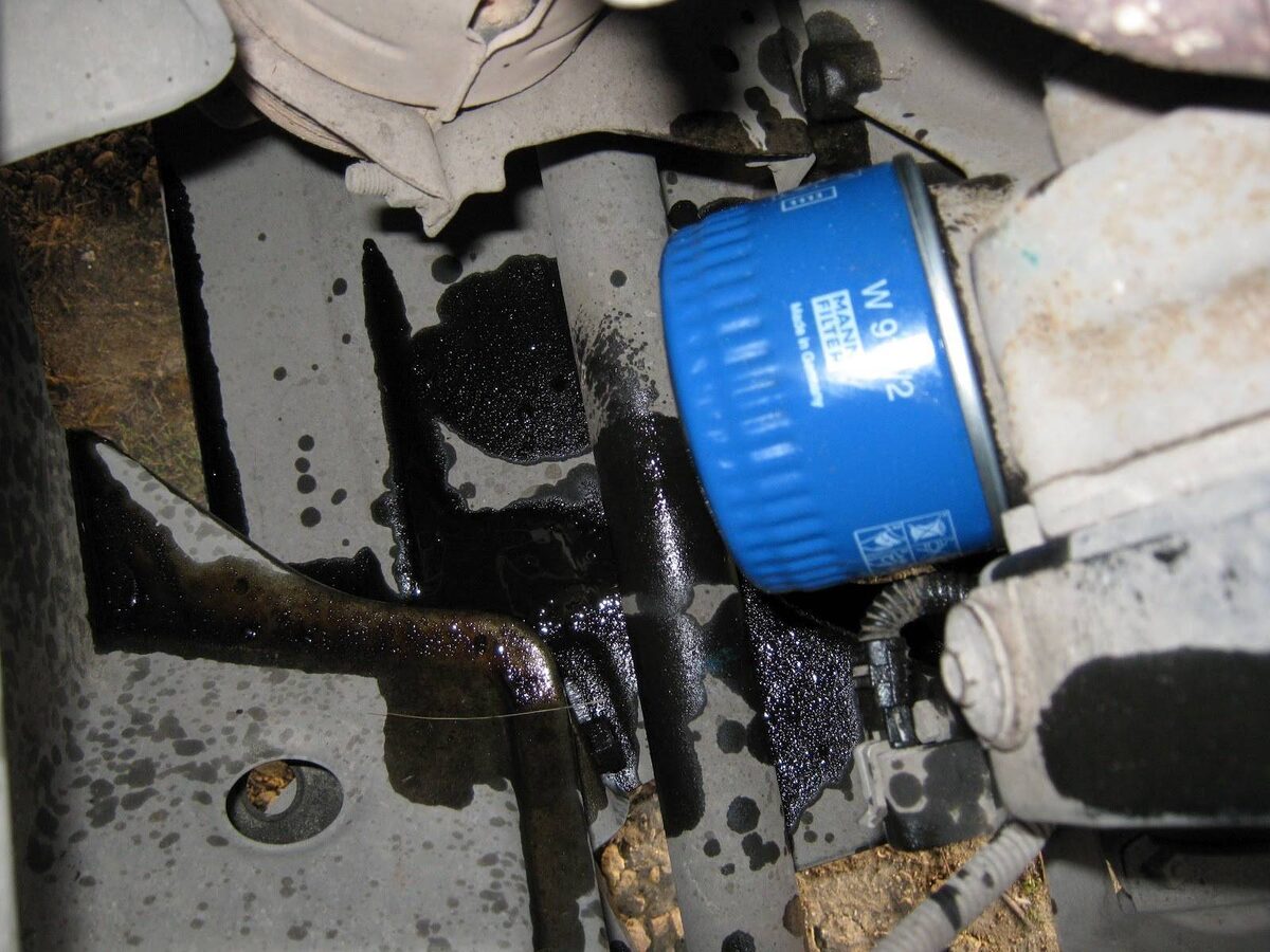 Не забываем, в ФИЛЬТРЕ осталось масло, и оно побежит!!