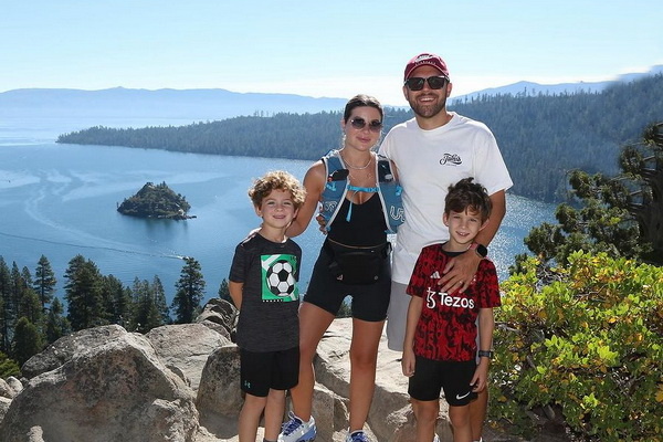 «Наша бабушка супер!» - дети Галины Юдашкиной путешествуют всей семьёй