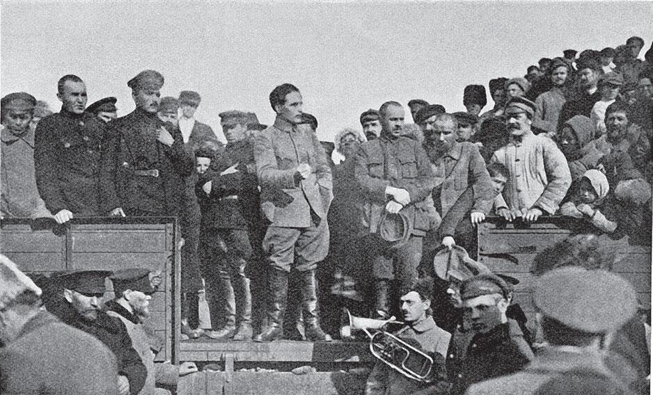 Александр Краснощеков обращается к народу с товарного вагона после взятия Читы войсками Красной армии 1 ноября 1920 г.. Фото: из книги Бенгт Янгфельдт "Ставка-жизнь. Владимир Маяковский и его круг "