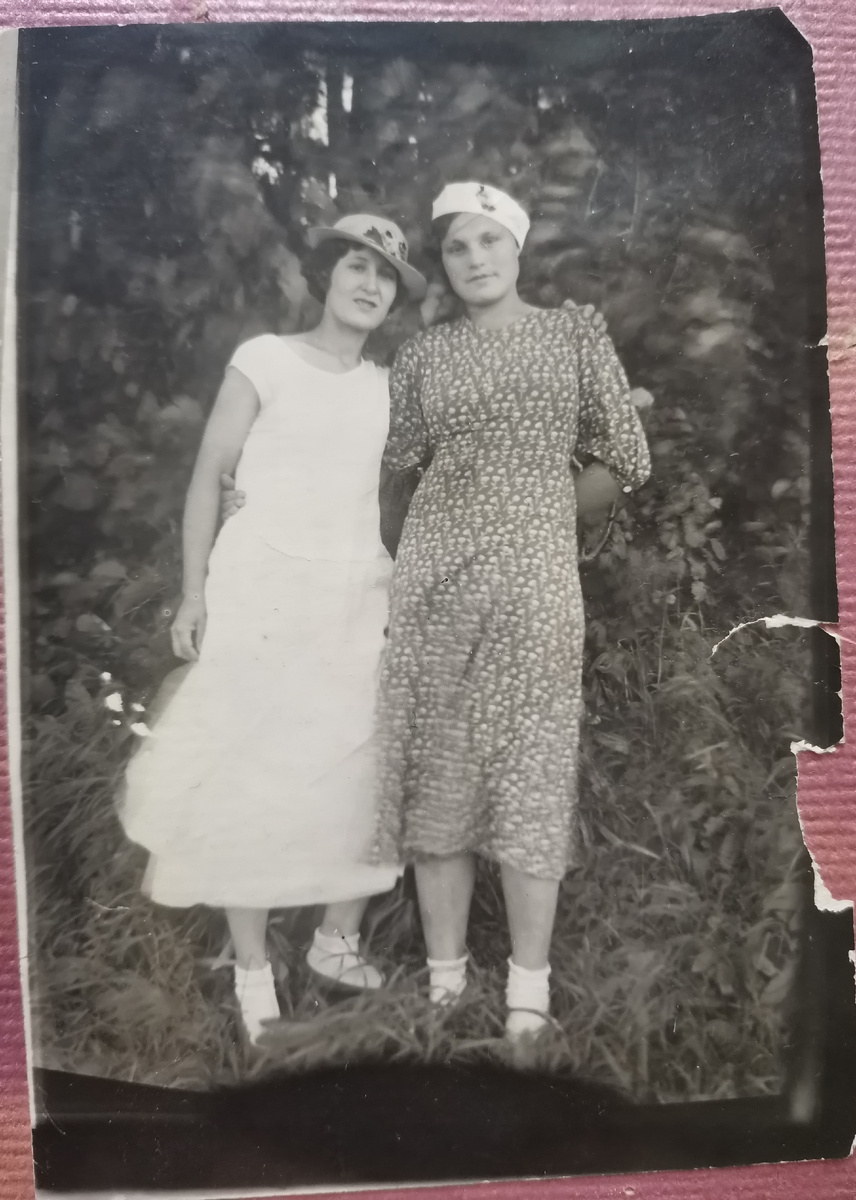 Фотография с подругой наверное, год неизвестен