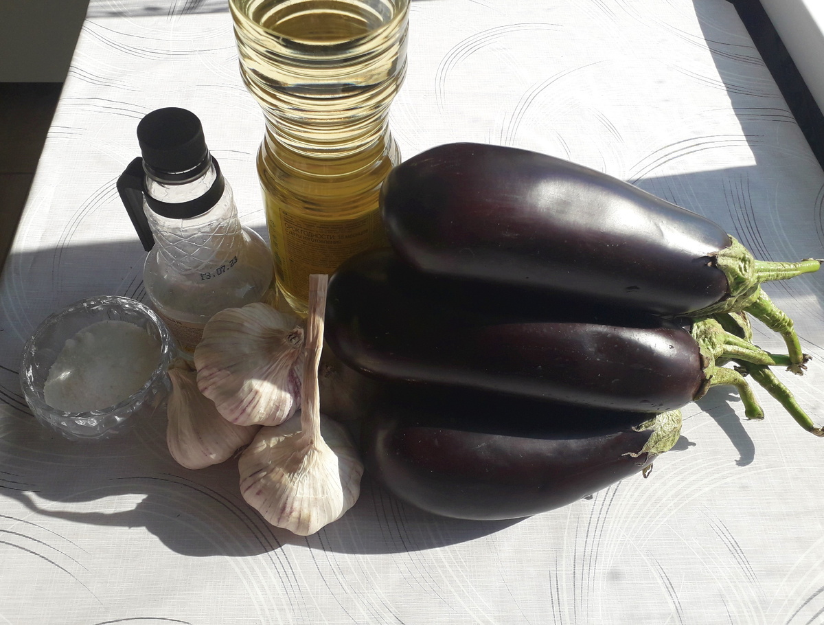Нам понадобится 2 кг баклажанов, 4 головки чеснока, растительное масло, уксус и соль.