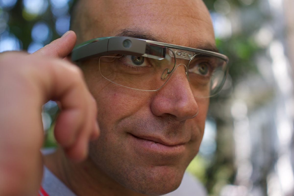  Авторство: Loïc Le Meur. Flickr: Loïc Le Meur on Google Glass, CC BY 2.0, https://commons.wikimedia.org/w/index.php?curid=26050963