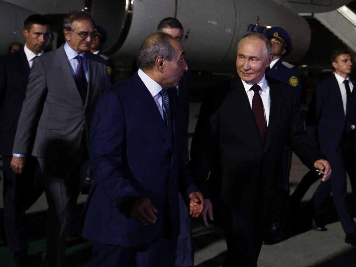    Президент РФ Владимир Путин на церемонии встречи в аэропорту Баку© РИА Новости / POOL