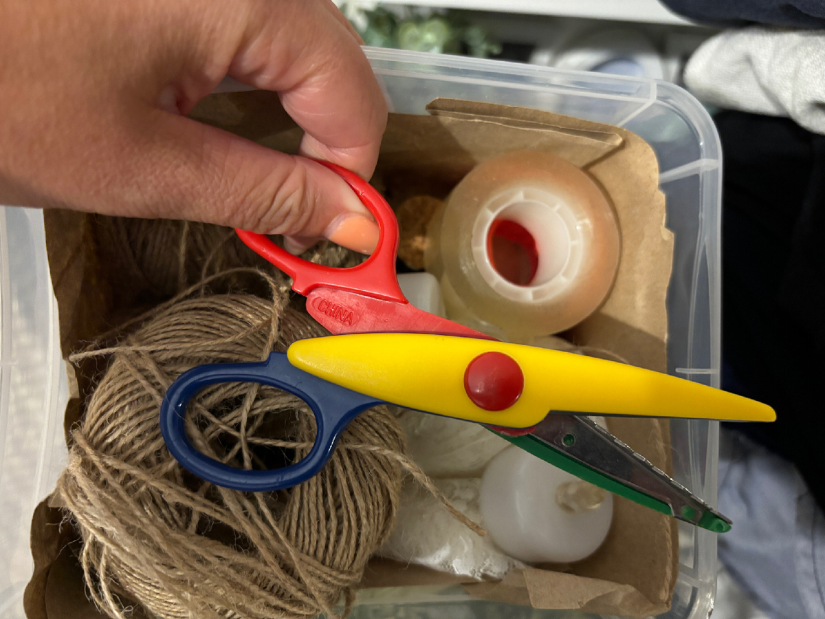 Фото автора. Когда-то эти фигурные ножницы были подарены старшему сыну, но особо ими никто не пользовался, а теперь без них ни одна подготовка к празднику не обходится 