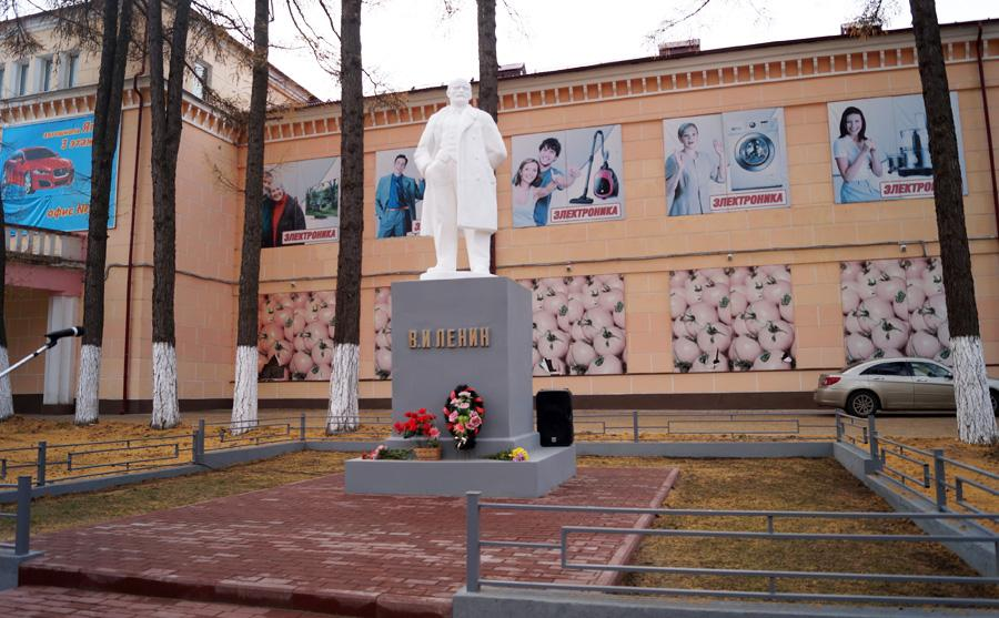 А начну с своего родного города Фурманов. Белый Ленин