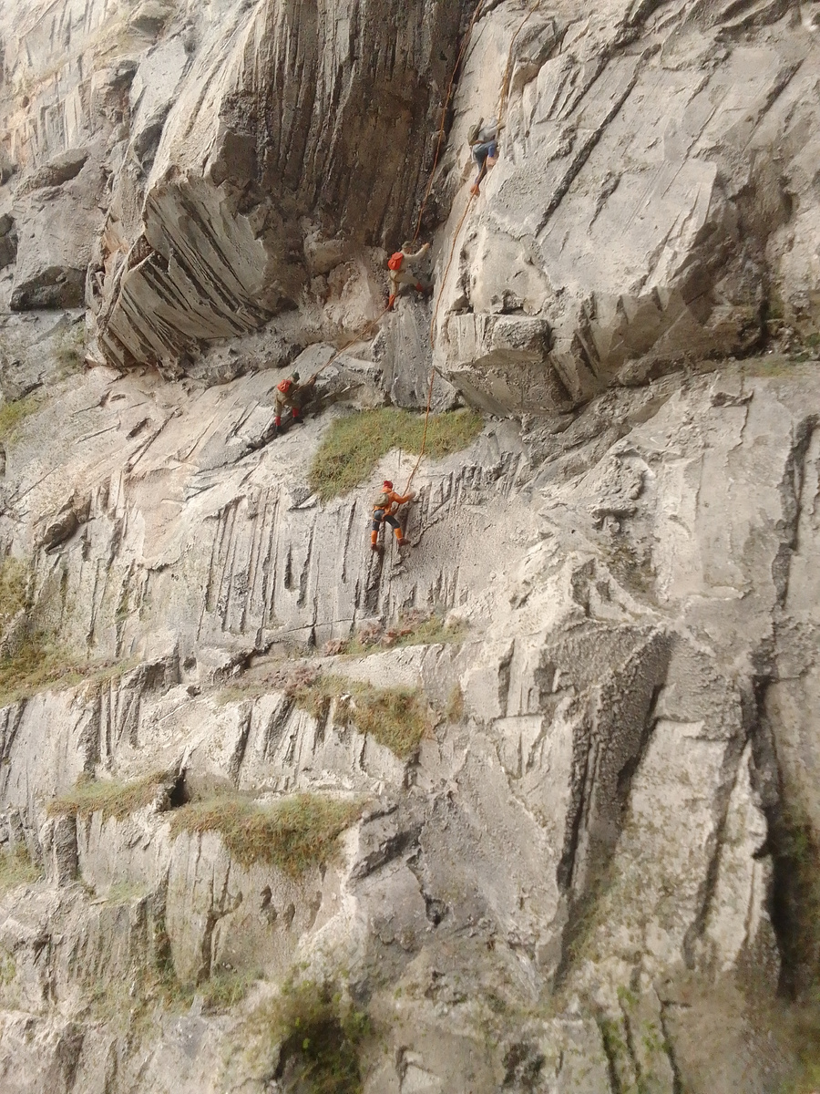 Скалолазы выглядят, как настоящие)