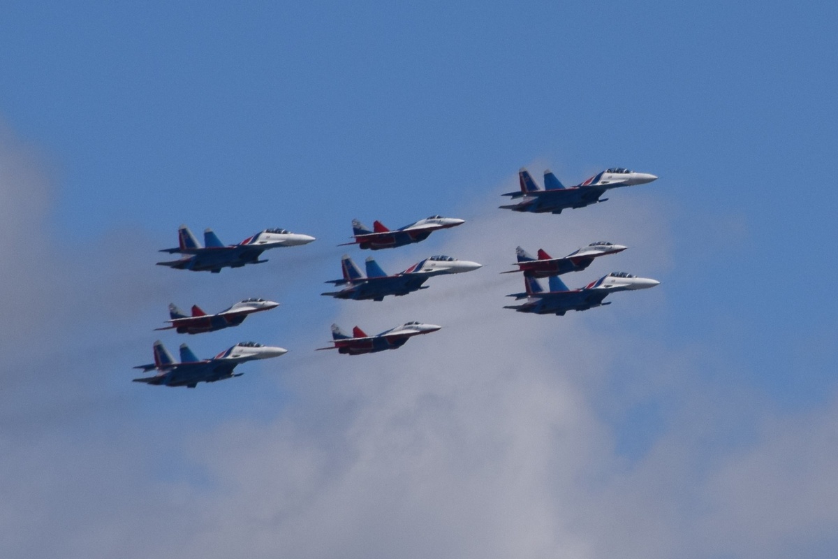 Совместный пролет пилотажных групп "Стрижи" и "Русские витязи". Фото автора канала "Приключения Тома Сойера".