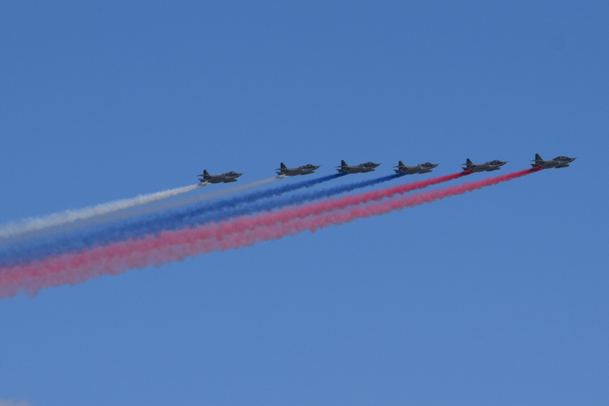 Пролет группы самолетов Су-25 (почти как у Саврасова - "Грачи" прилетели). Фото автора канала "Приключения Тома Сойера".