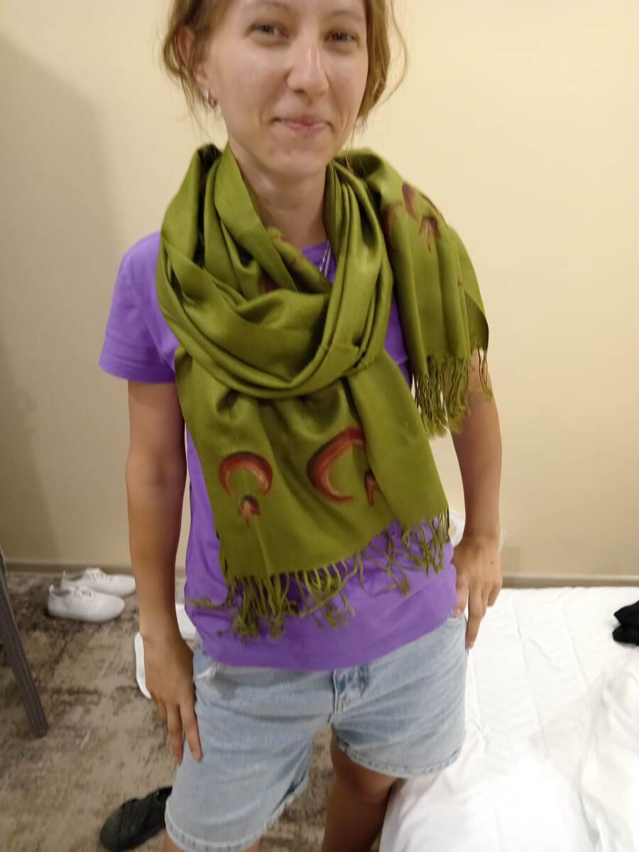 Вика примерила шаль чтобы отправить фото Кате, поэтому фото не очень-то и качественное)