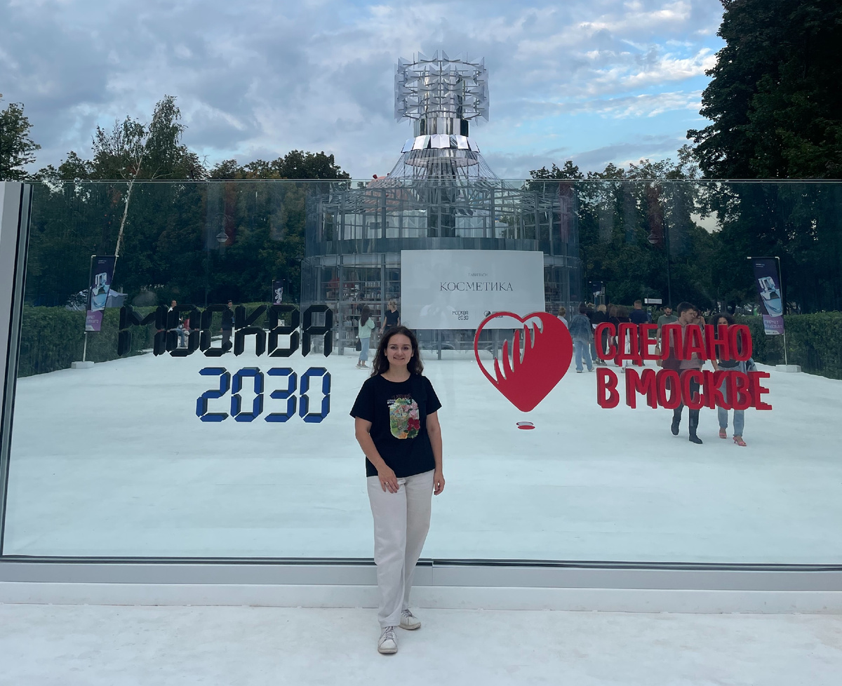 На фоне павильона-флакона