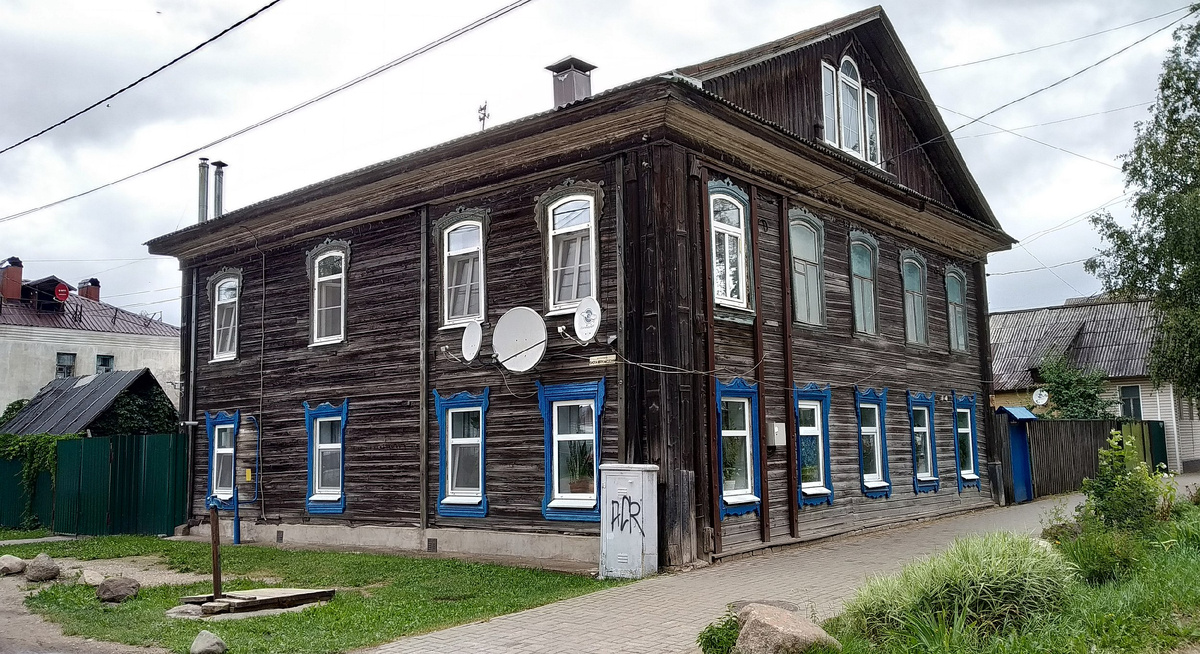 Деревянный дом в центре г. Осташков в июле 2024 года, фото автора