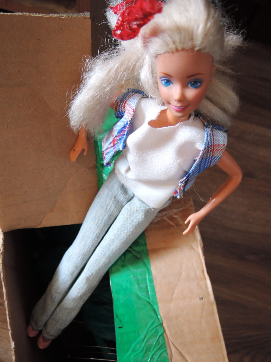 Я нашла куклу просто валяющуюся в коробке, среди других разных вещей