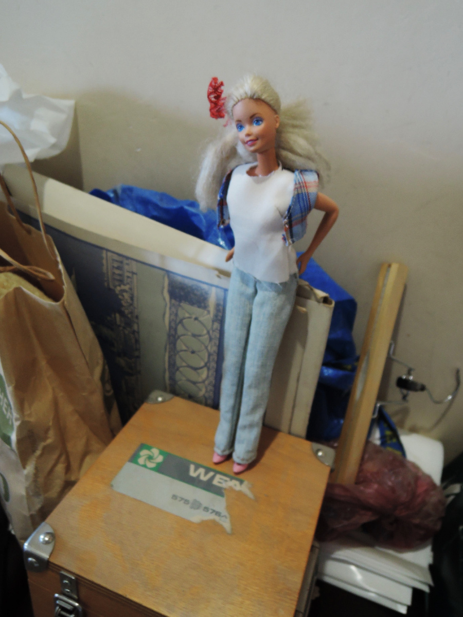 Вот в этом деревянном ящике под ногами куклы хранилась одежда, которую я шила на Барби в школьные годы