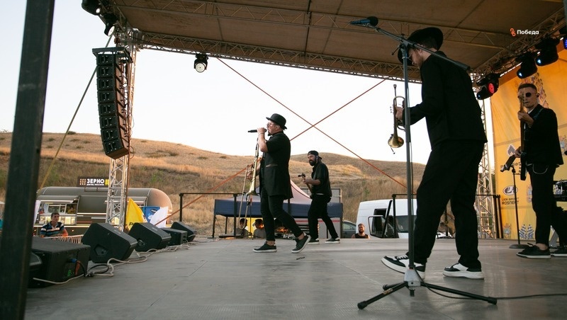    Ставропольская кавер-группа «Личности» выступила в завершение автокросса в Зеленокумске Фото: Валерия Алтухова / / ИА «Победа26»