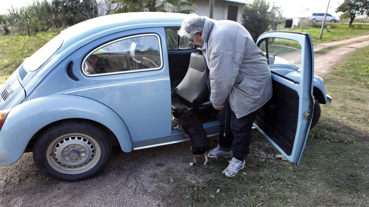 Хосе Мухика и его Фольксваген Жук. В 2014 году Хосе предлагали за него 1 миллион долларов, но он... отказался.