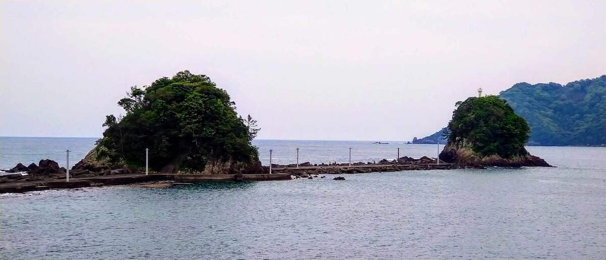 Острова-близнецы Футана-дзима в заливе Курэ острова Сикоку (Япония) в 2024 г. Изображение в общественном достоянии