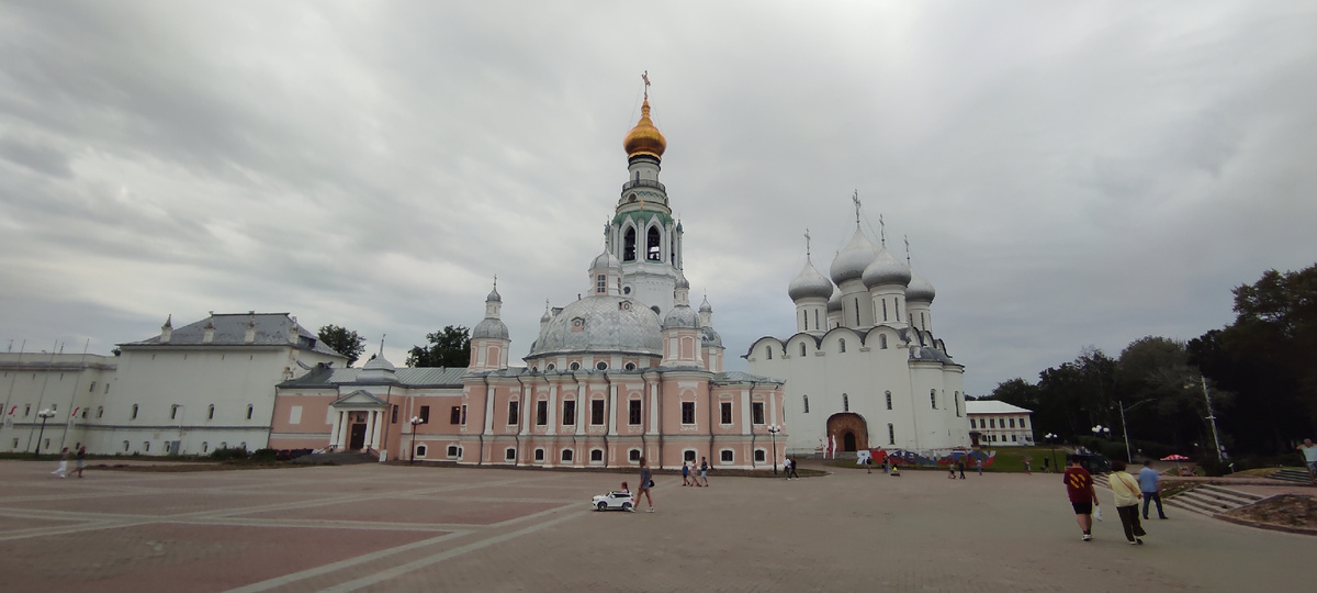 Вологодский Кремль, а справа Софийский собор. 