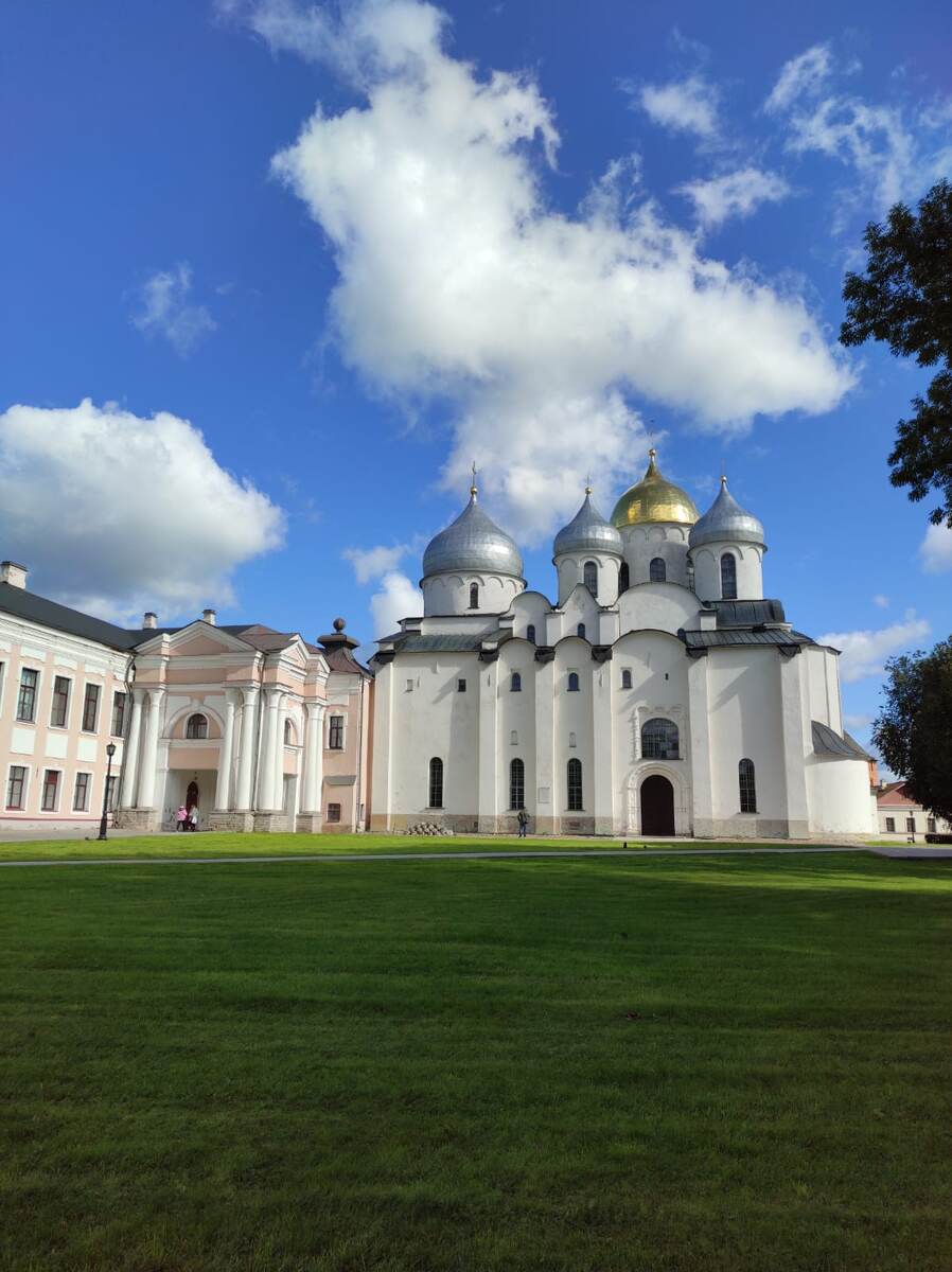 Для сравнения - Софийский собор в Великом Новгороде.