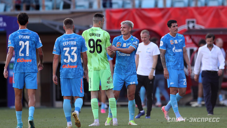    Андрей Мостовой (№17) приветствует Игоря Обухова (№96) после матча «Химки» — «Зенит».Федор Успенский