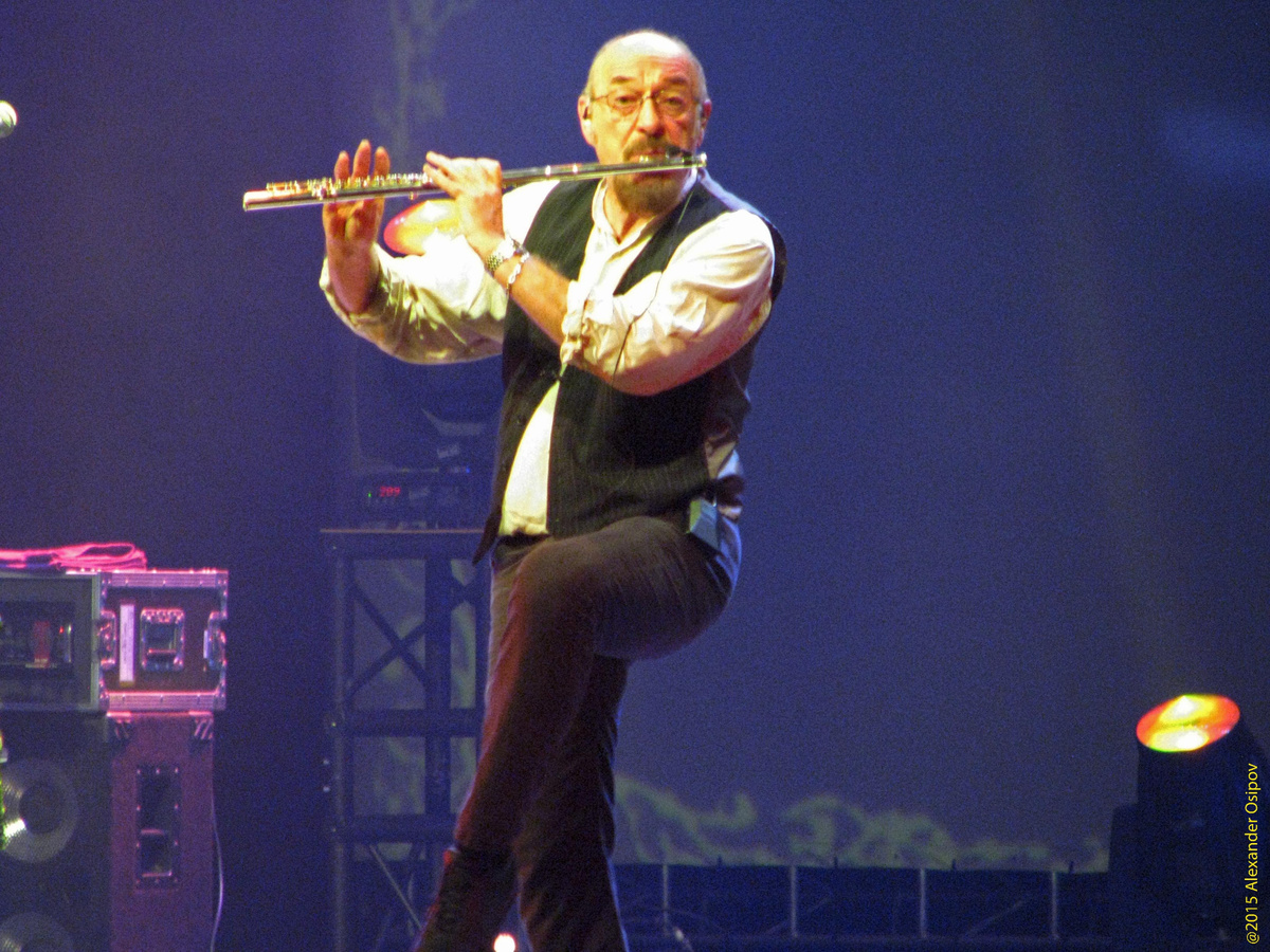 Иэн Андерсон в своей классической позе.