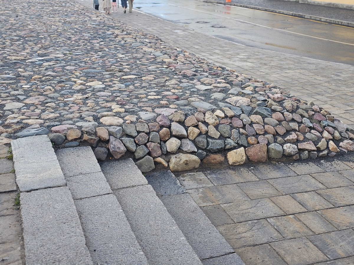 Я все всматривалась в этот участок площади - и было стойкое ощущение - не верю! - прямо по Станиславскому 