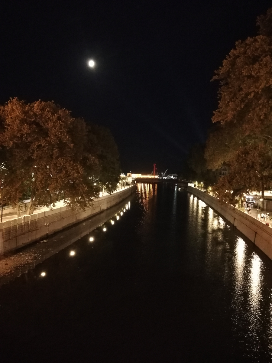 На часах начало девятого