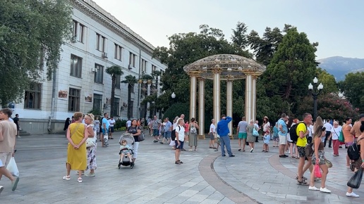 Ялта. Памятник В.И.Ленину. Почтамт. Народное гуляние. День города. Август 2024. Крым. Crimea. Yalta.