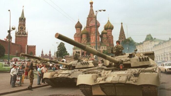 Танки на Васильевском спуске Источник: waralbum.ru