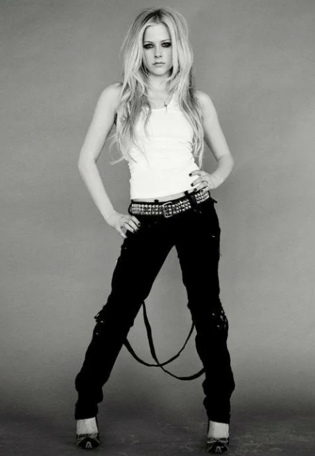 Белый верх, чёрный низ. Avril Lavigne. 2002 г. Изображение из сети