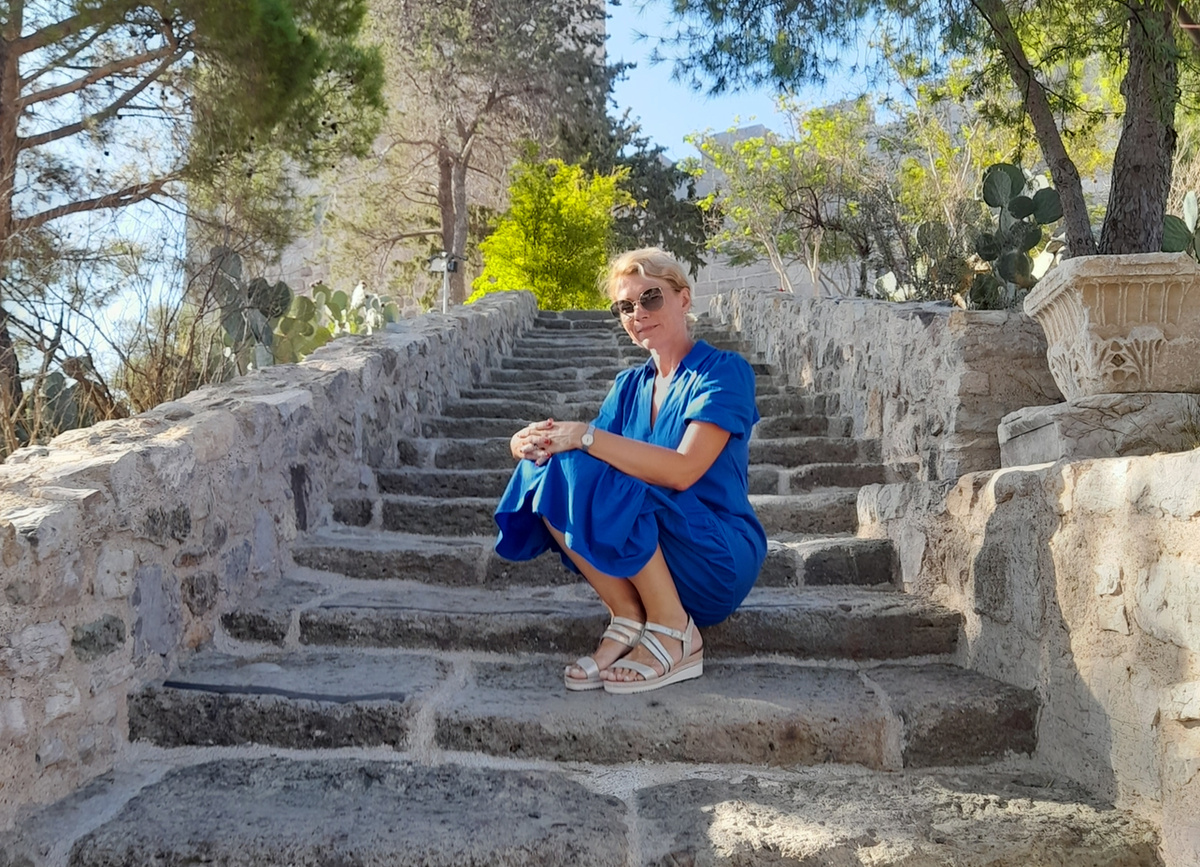 Алёнушка, но не васнецовская, не у пруда.