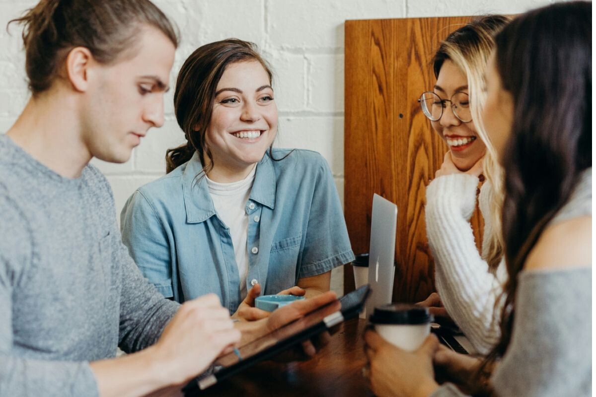 Люди общаются не только посредством языка. Источник: Unsplash📷
