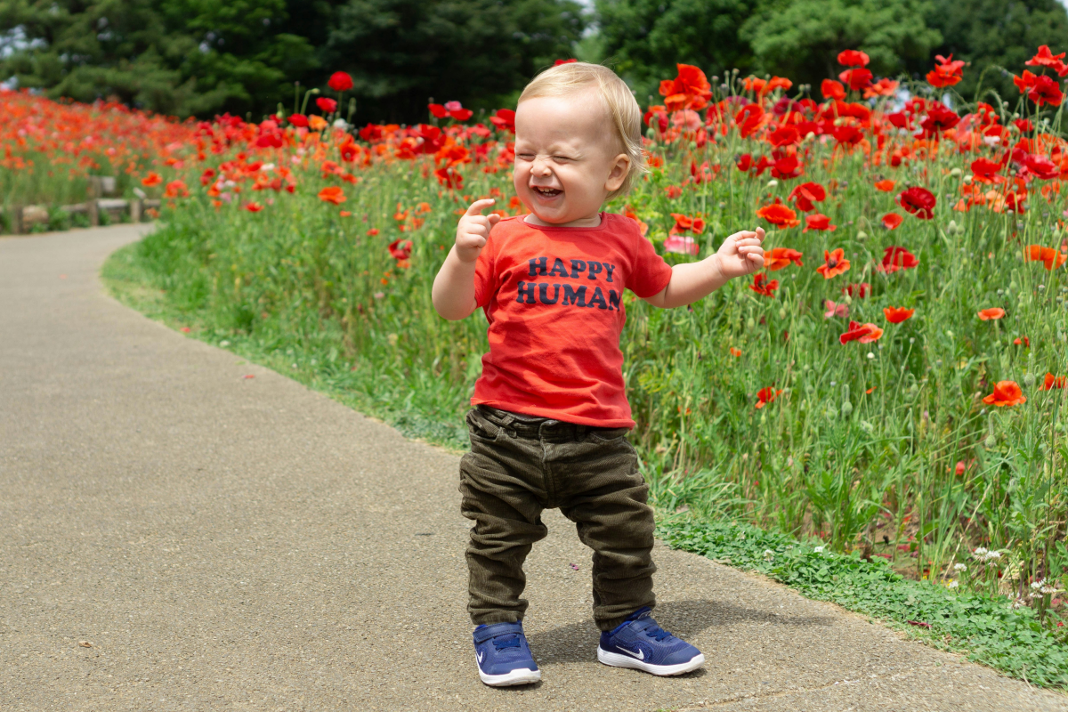 Первым детским шагам родители радуются порой больше, чем сами дети. Источник: Unsplash📷
