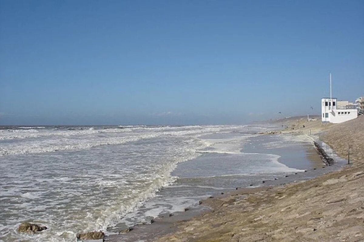    Сотни мигрантов на надувных лодках прибыли в Великобританию через Ла-Манш