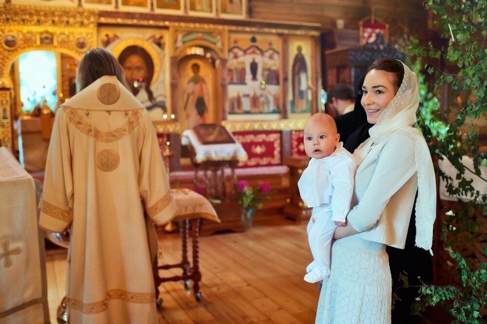 В чем должны быть одеты крестные. Платье для церкви на крещение. Платье для крестной мамы. Одежда на крещение для мамы. Наряд на крещение для крестной.