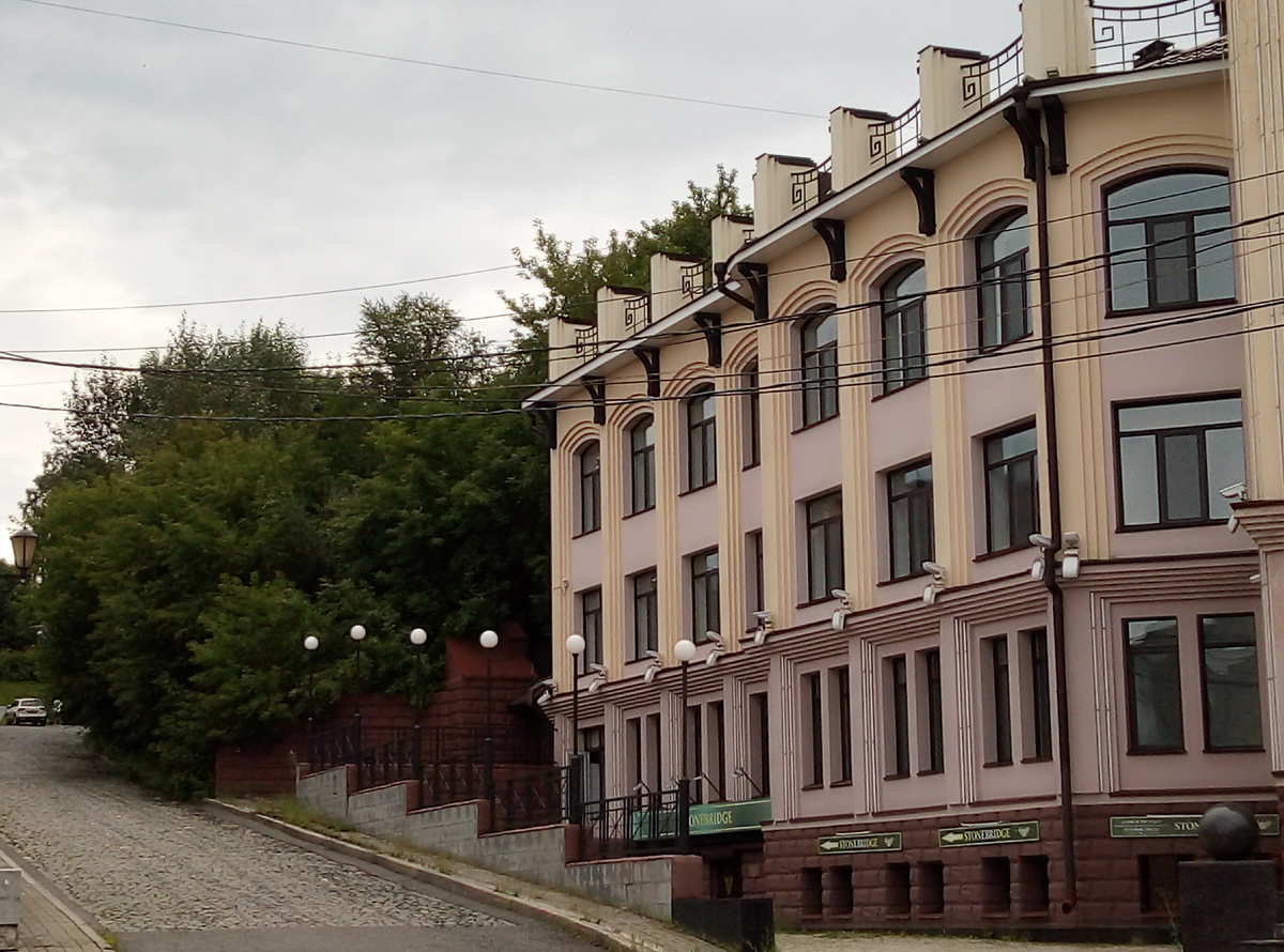 Были вчера туристами в своём красивом, старинном городе, бродили по нему больше трех часов. Это кусочек каменной мостовой, ведущей на Воскресенскую гору. Фото автора 9 