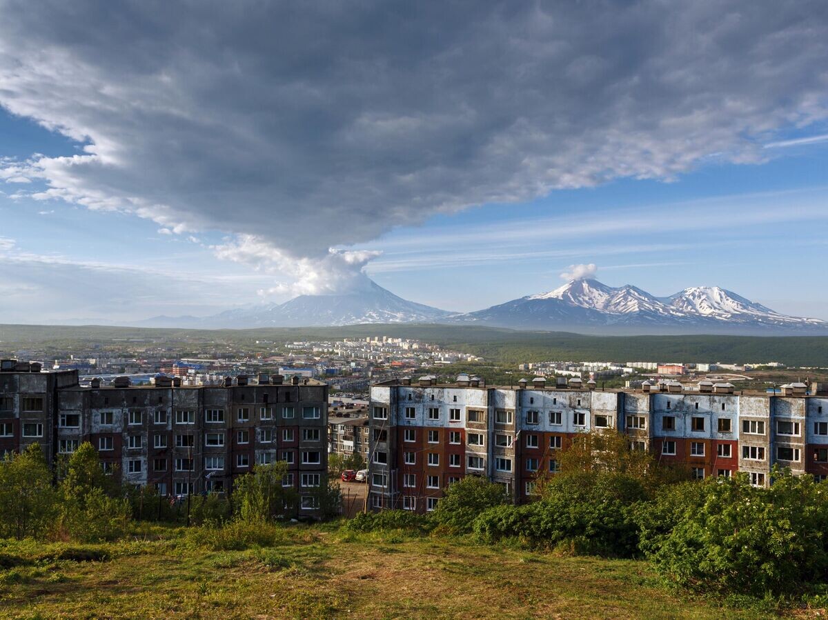    Вид на город Петропавловск-Камчатский на фоне Корякского и Авачинского вулканов© РИА Новости / Александр Пирагис