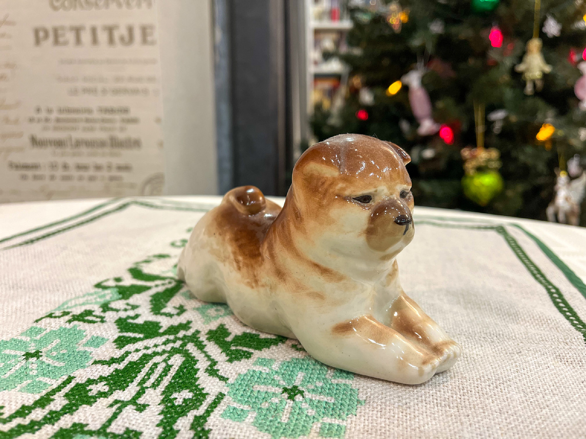 Фарфоровая статуэтка чау-чау, Ленинградский фарфоровый завод, 1970 гг. Фотография автора.