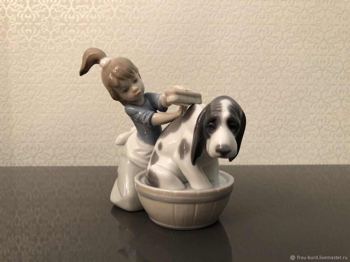 LLADRO 5455 фарфоровая статуэтка Купание собаки
 © https://www.livemaster.ru/item/29375919-vintazh-lladro-5455-farforovaya-statuetka-kupanie-sobaki