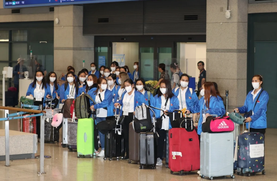 Берут только молодых девушек. Зачем, чтобы мужья из семьи к ним уходили??