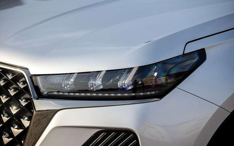    Светодиодные рефлекторные фары в топ-версии снабжены автоматом дальнего света. Противотуманок и омывателя по-прежнему нет.