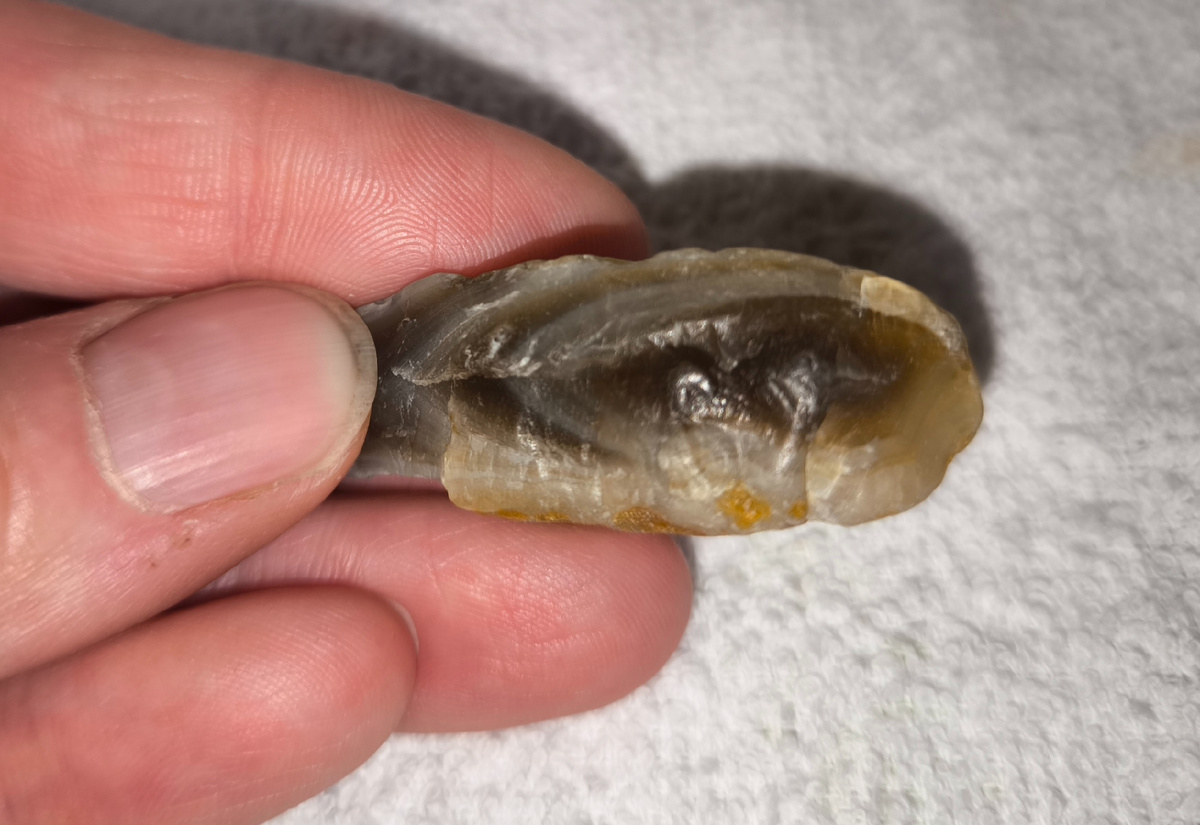 Агаты, которые нашел муж:) первый - светлый, похож на гриб дождевик, второй - очень красивый, рисунок цел:)