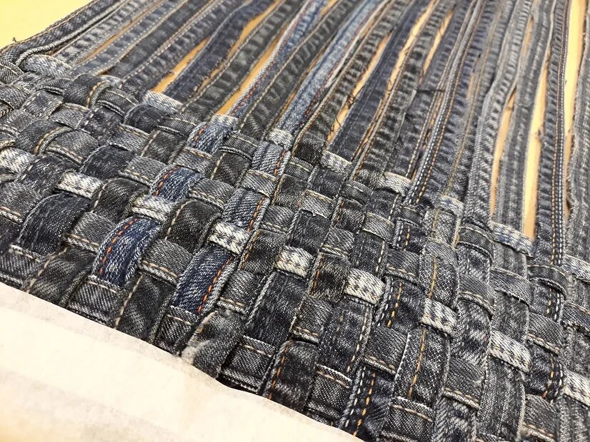 Коврик из джинсовых полосок