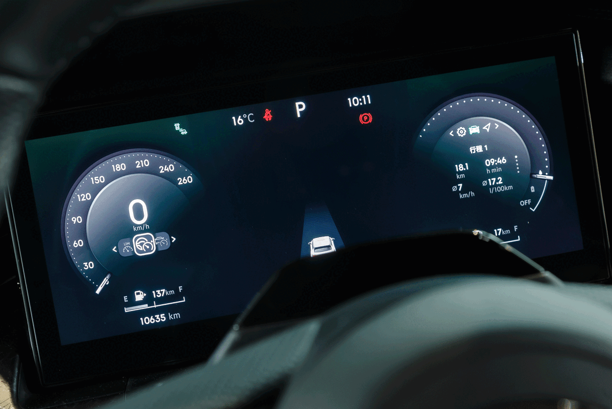    Графическая оболочка приборов в режимах Hybrid и Electric почти не отличается, в Power напоминает BMW, а в Off-road в центре экрана появляется кренометр. Интересно, окажет ли он добрую службу бы одному пользователю этой модели? Зато из действительно полезного есть графическая индикация приближения автомобилей сзади раздельно справа и слева, которая дополняет привычную систему мониторинга слепых зон   
Дмитрий Питерский