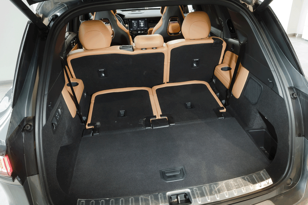    Электропривод складывания есть только у 3 ряда. Прежде чем нажать кнопку, необходимо убедиться в том, что средний ряд достаточно сдвинут вперёд, иначе есть шанс, что одно сиденье упрётся в другое. В многочисленных мелочах система трансформации салона работает небезупречно, поэтому иметь с ней дело лучше пореже   
Дмитрий Питерский