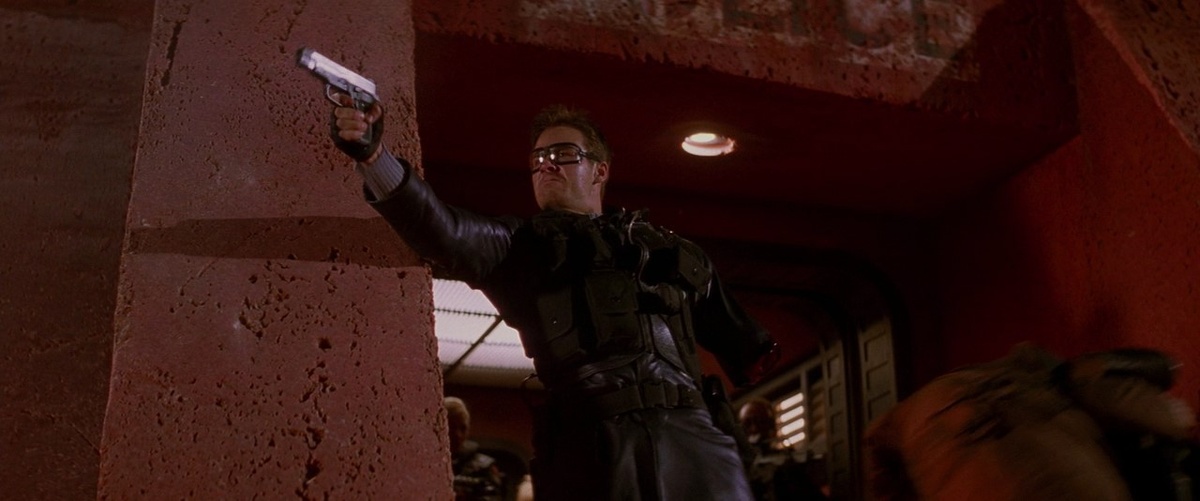 Главную роль должна была исполнить одиозная Кортни Лав, выбывшая из проекта за неделю  до старта съёмок ввиду травмы, связанной с очередным скандалом. Замену в лице звезды «Особи» предложил Лайам Вейт, который на тот момент жил вместе с Хенстридж. В фильме он сыграл одного из новичков.