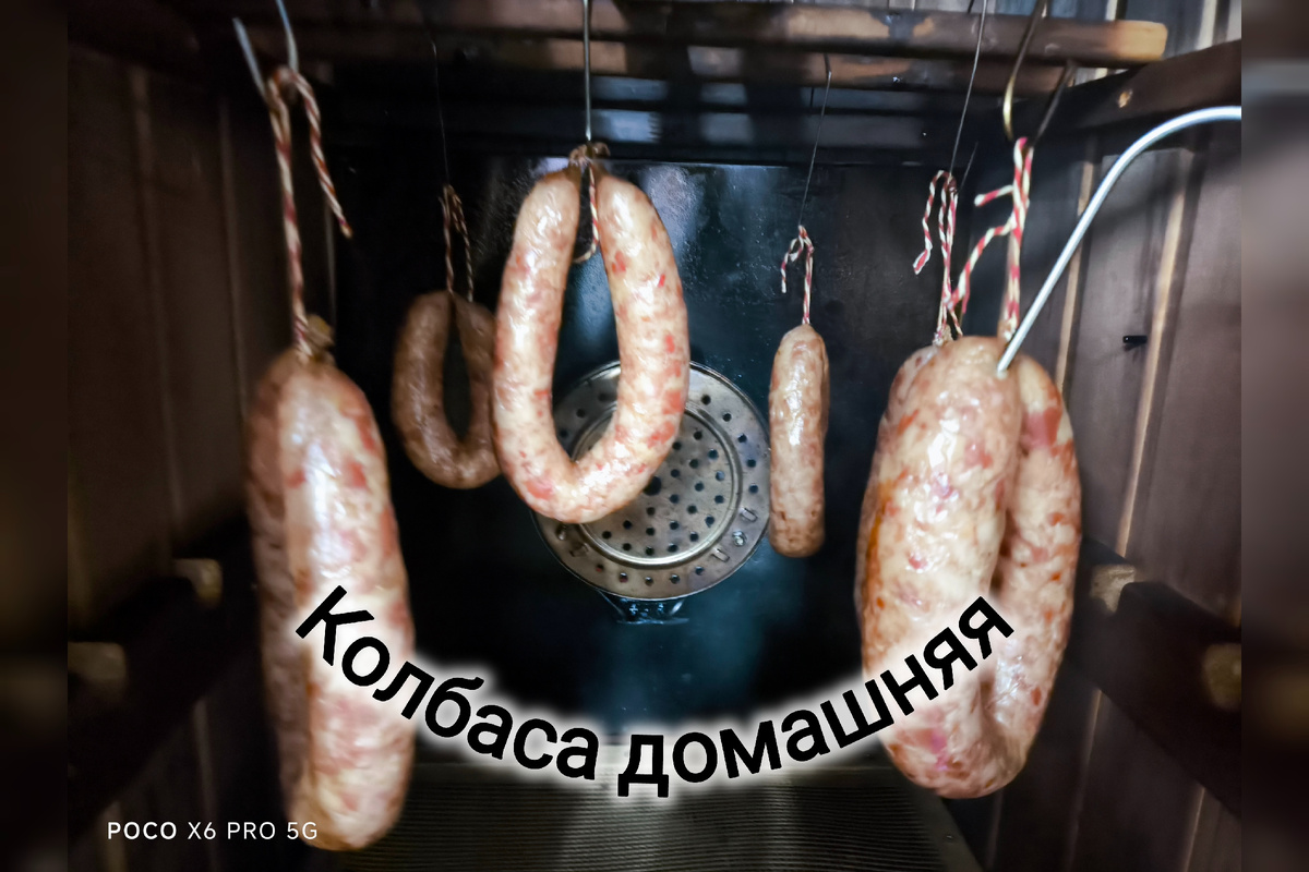 Тифлокомментарий. Обложка к статье: на крючках в коптильне висят колечки колбасы. Текст: колбаса домашняя