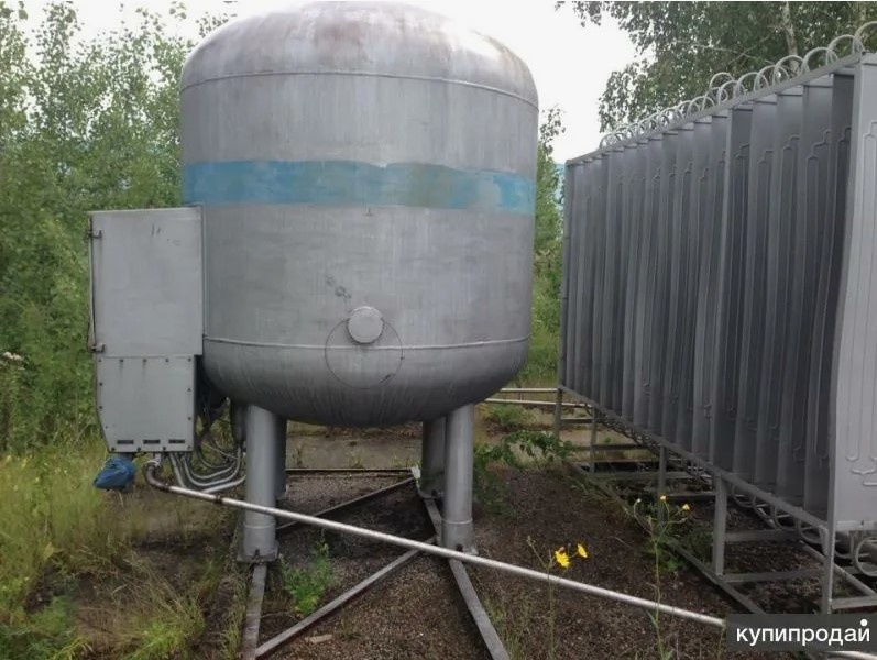 Криогенный газификатор производства в СССР. Видна явная выпуклая форма резервуара и рядом стоящий испаритель. Фото с купипродай.ру