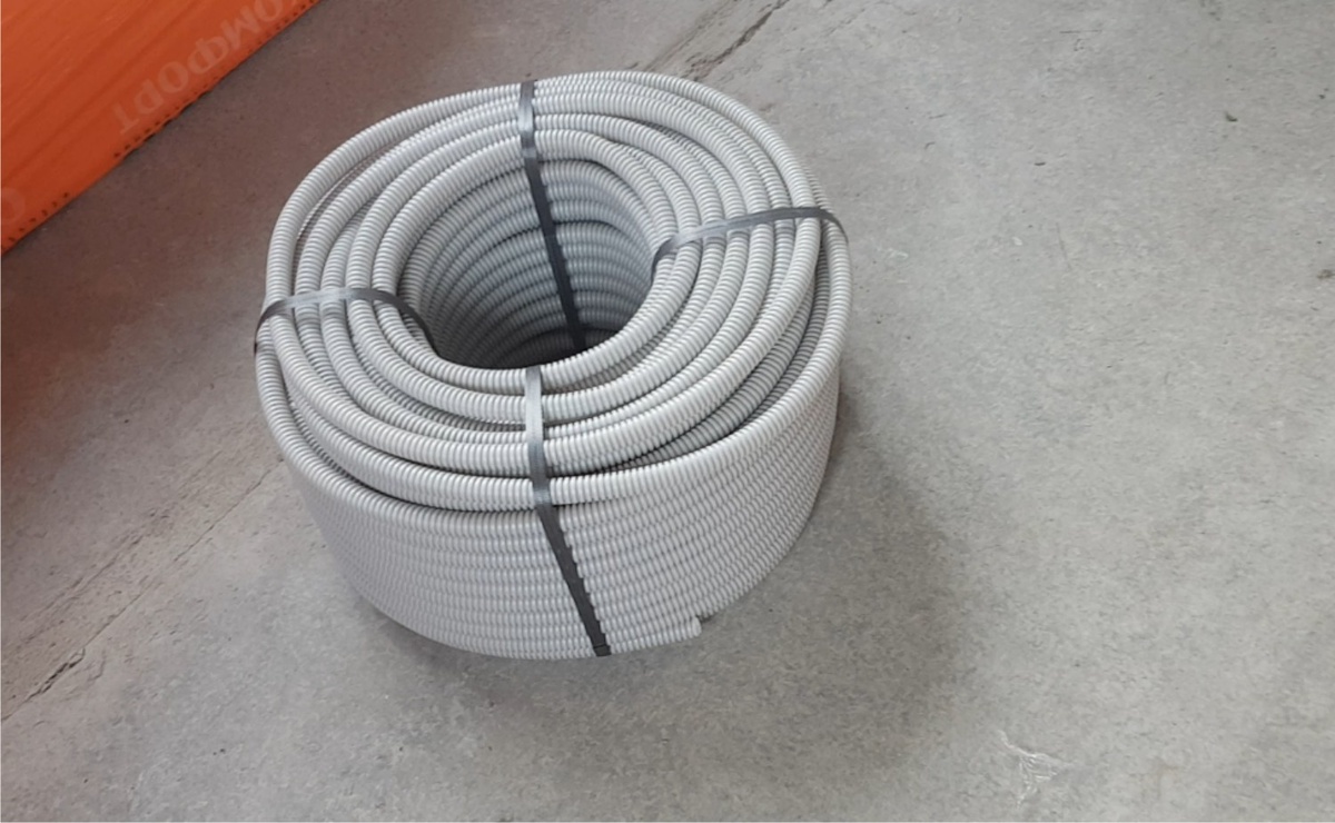 Вот так выглядит бухта с гофрированным шлангом (трубой) для электропроводки.