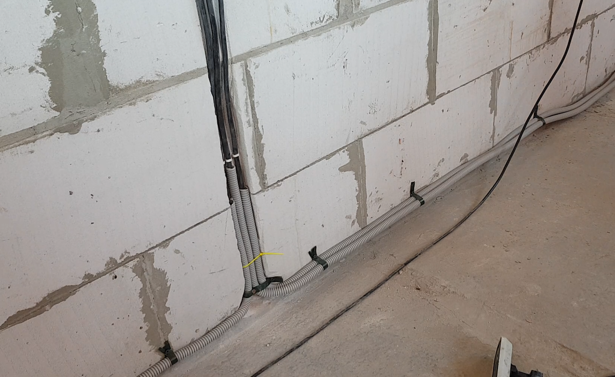 Я использовал гофрированный шланг с зондом для своей проводки лишь в некоторых местах.